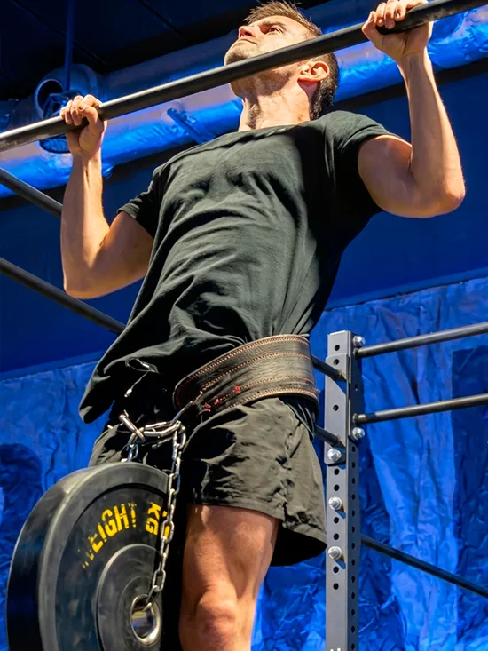 Fran entrenando dominadas con lastre